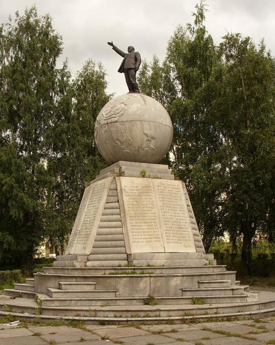 Самые странные памятники Ленину