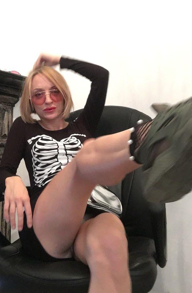 Пользовательница Instagram зарабатывает $130 000 в год на вонючих носках и поношенных кроссовках