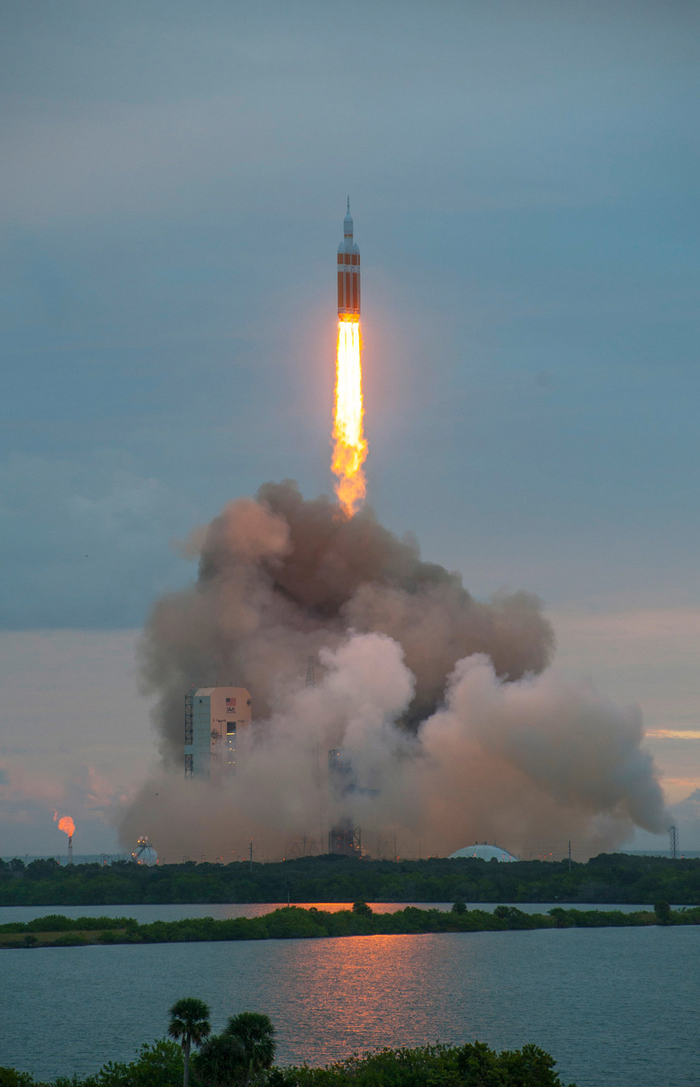 Старт космического корабля Орион