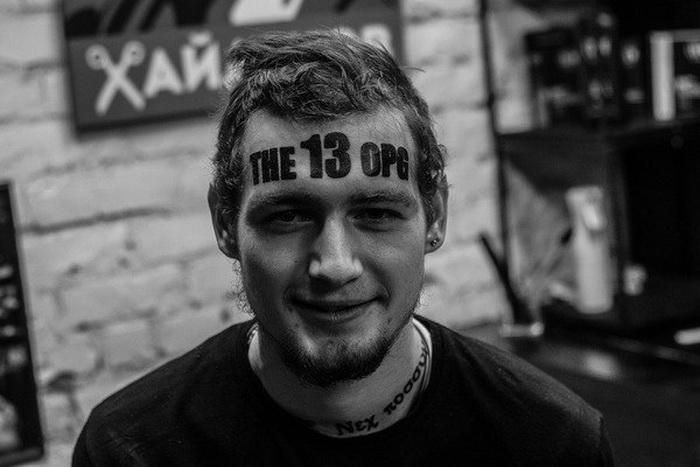 Парень набил татуировку на лбу взамен на бесплатные услуги тату-салона