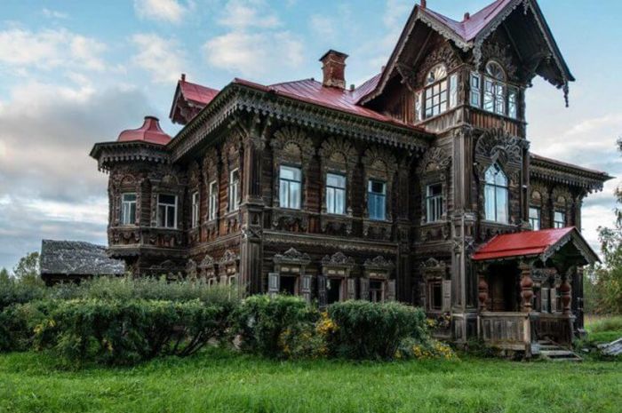 Великолепный деревянный дом в заброшенной деревне Погорелово