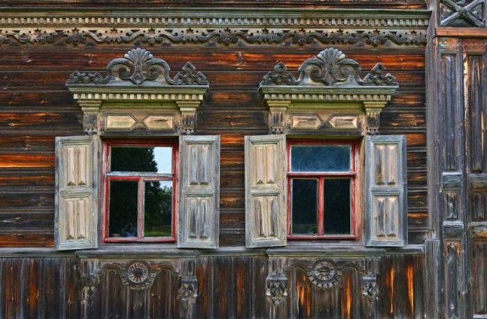 Великолепный деревянный дом в заброшенной деревне Погорелово