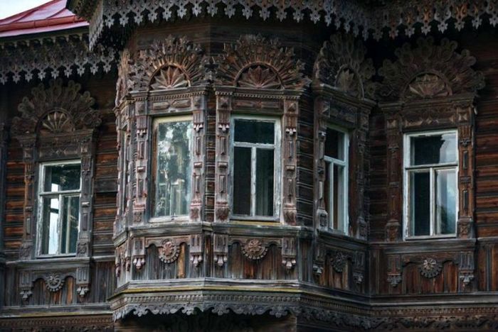Великолепный деревянный дом в заброшенной деревне Погорелово