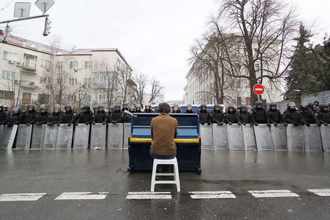30 фотопримеров человеческого сострадания во время акций протеста