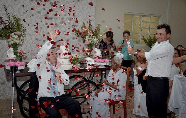 106-летняя старушка вышла замуж за 66-летнего кавалера в доме для престарелых