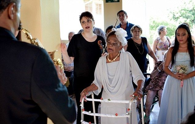 106-летняя старушка вышла замуж за 66-летнего кавалера в доме для престарелых