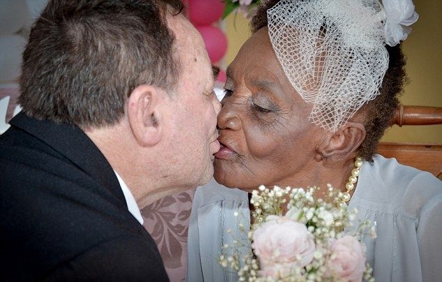 106-летняя старушка вышла замуж за 66-летнего кавалера в доме для престарелых