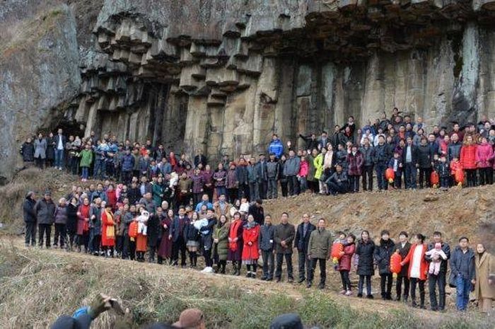 Семейное фото, на которое попали 500 родственников