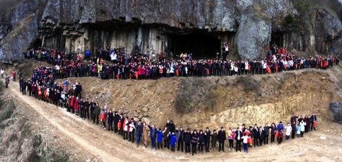 Семейное фото, на которое попали 500 родственников