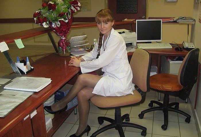 Медработницы не упускают возможности похватать своими ножками