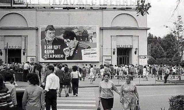 Улыбчивые и забытые: кадры из прошлого века