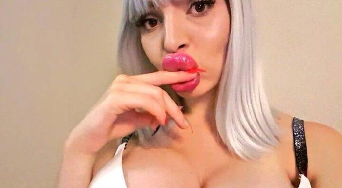 Силиконовые муклы хвастаются своими свистками