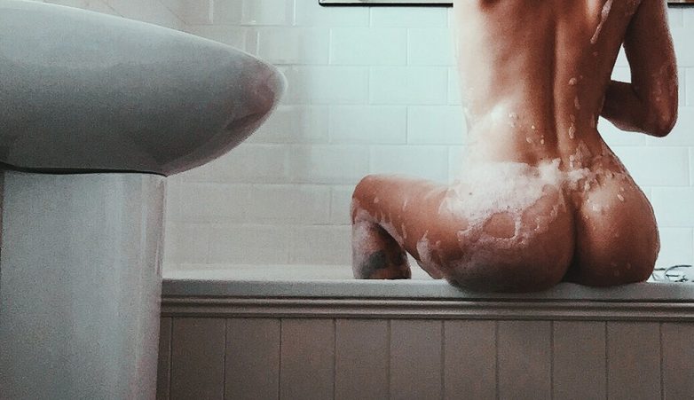 Девушки с гладкими и красивыми спинками