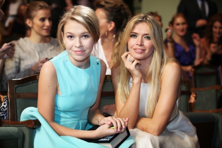 Знаменитые мамы, которые выглядят эффектнее своих детей Знаменитые мамы, которые выглядят эффектнее своих детей