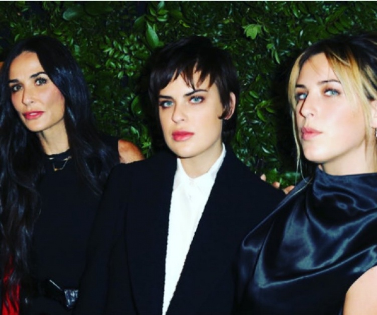 Знаменитые мамы, которые выглядят эффектнее своих детей Знаменитые мамы, которые выглядят эффектнее своих детей