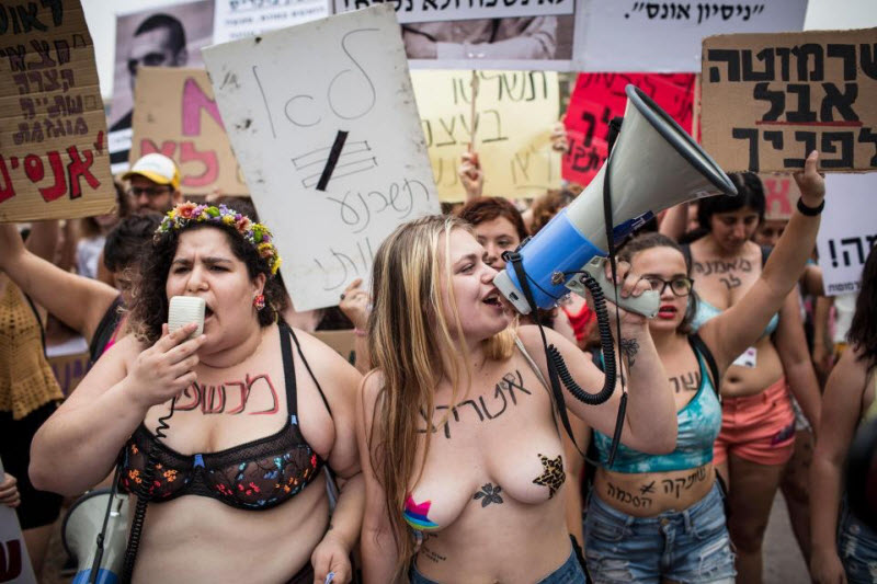 Полуголые дамы протестовали в Тель-Авиве против сексуальных надругательств над женщинам