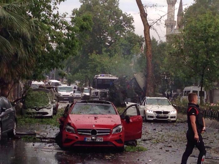 В Стамбуле рядом с автобусной остановкой произошел взрыв