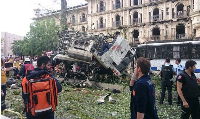 В Стамбуле рядом с автобусной остановкой произошел взрыв