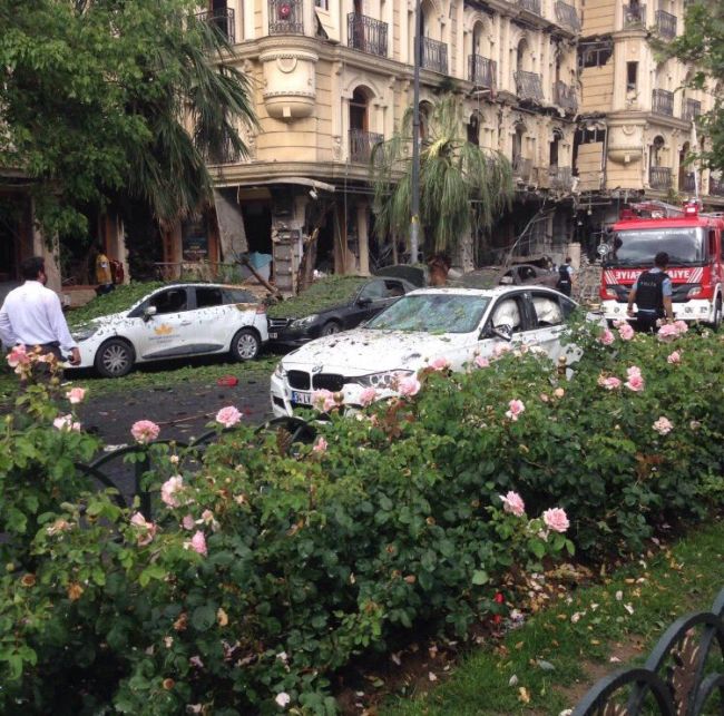 В Стамбуле рядом с автобусной остановкой произошел взрыв