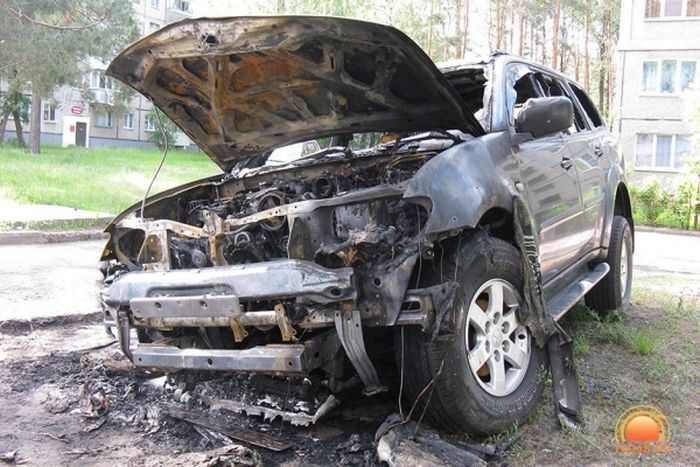 В Белоруссии россиянину сожгли внедорожник