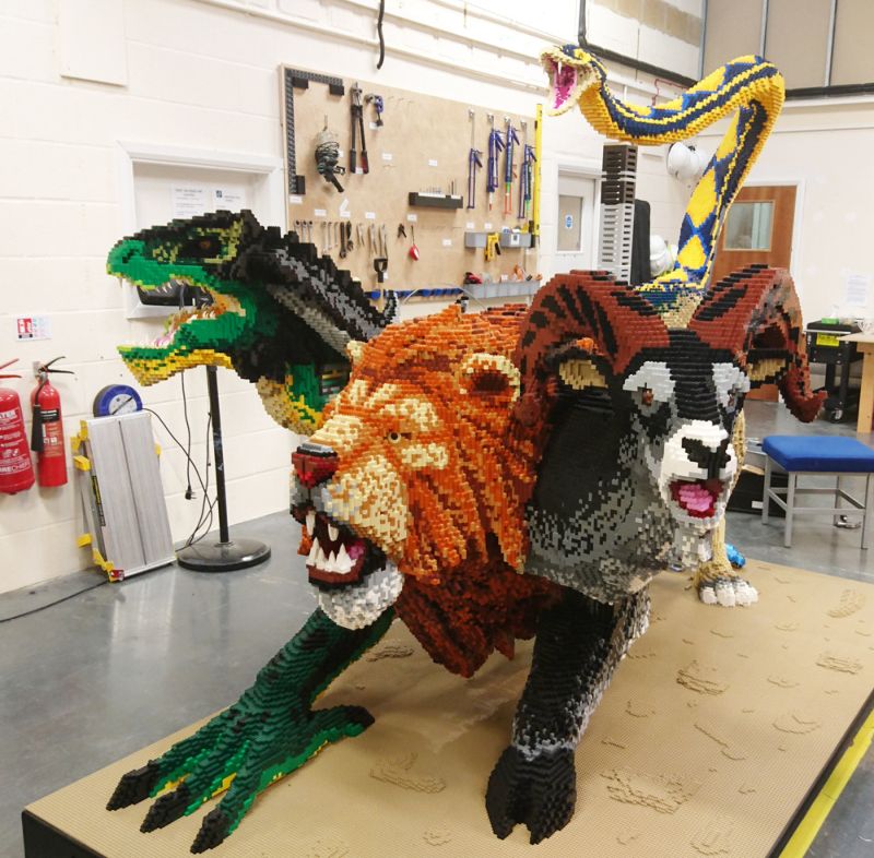 Трехглавая химера с хвостом в виде змеи из конструктора Lego