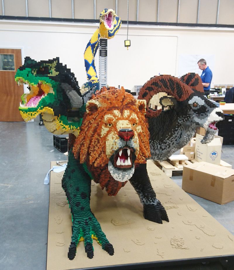 Трехглавая химера с хвостом в виде змеи из конструктора Lego