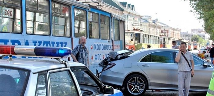 В Перми трамвай столкнулся с двумя автомобилями марки Mercedes