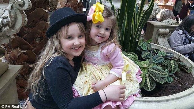 «Никакие извращенцы на нее там не пялятся»: мама рассказывает, что ее 3-летняя дочь просто помешана на конкурсах красоты «Никакие извращенцы на нее там не пялятся»: мама рассказывает, что ее 3-летняя дочь просто помешана на конкурсах красоты