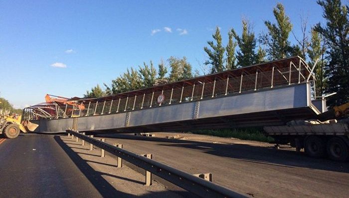 Под Владимиром кран-манипулятор обрушил надземный пешеходный переход