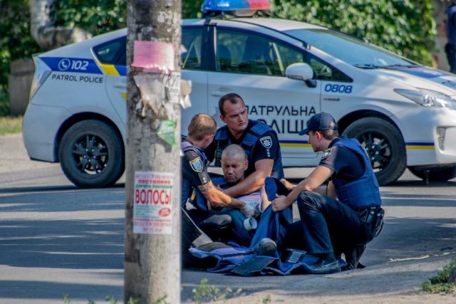 Дал приятелю подержать гранату и выдернул чеку