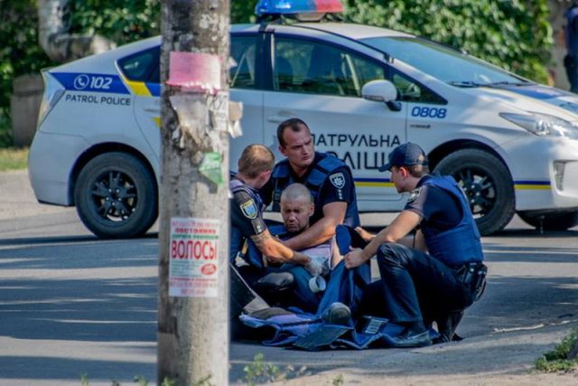 Дал приятелю подержать гранату и выдернул чеку