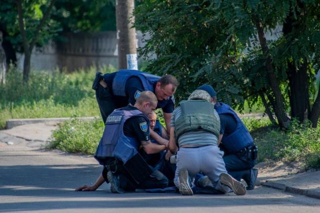 Дал приятелю подержать гранату и выдернул чеку