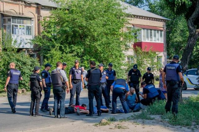Дал приятелю подержать гранату и выдернул чеку