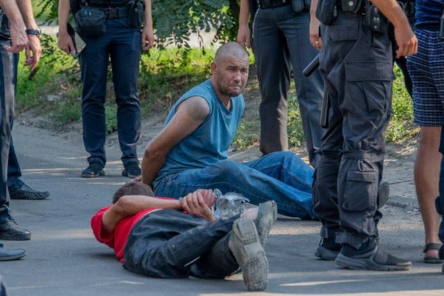 Дал приятелю подержать гранату и выдернул чеку