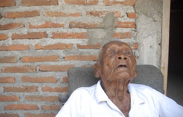 Житель Индонезии утверждает, что ему 145 лет