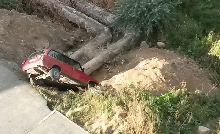 В Челябинске активисты «СтопХам» сбросили автомобиль с обрыва