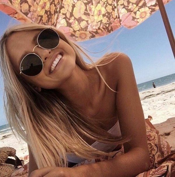 Девушки в солнцезащитных очках
