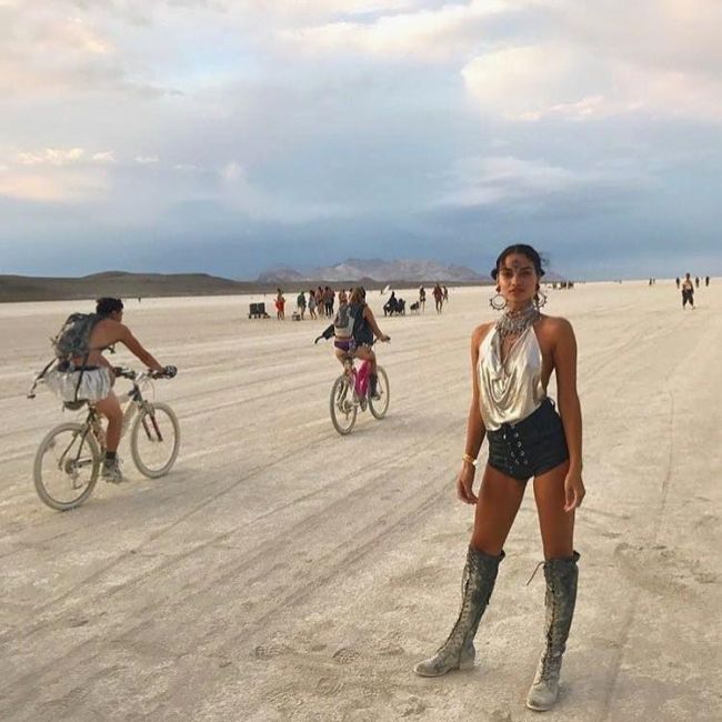 Девушки фестиваля Burning Man-2017