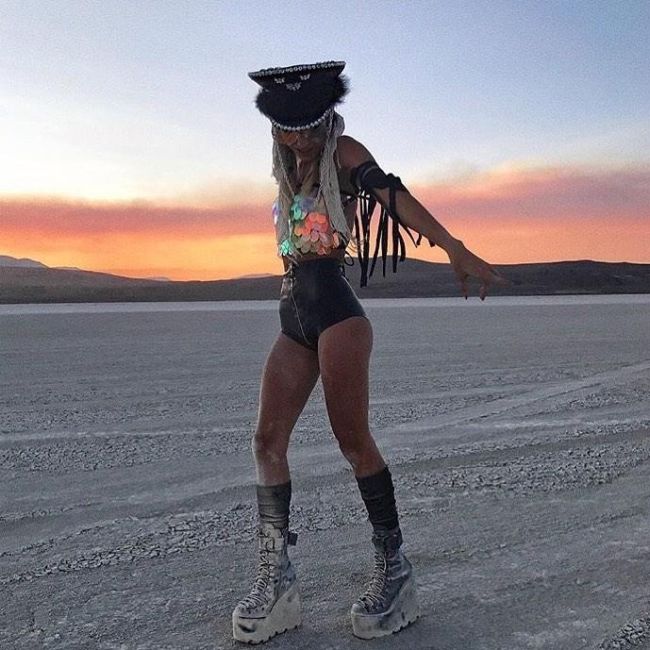 Девушки фестиваля Burning Man-2017
