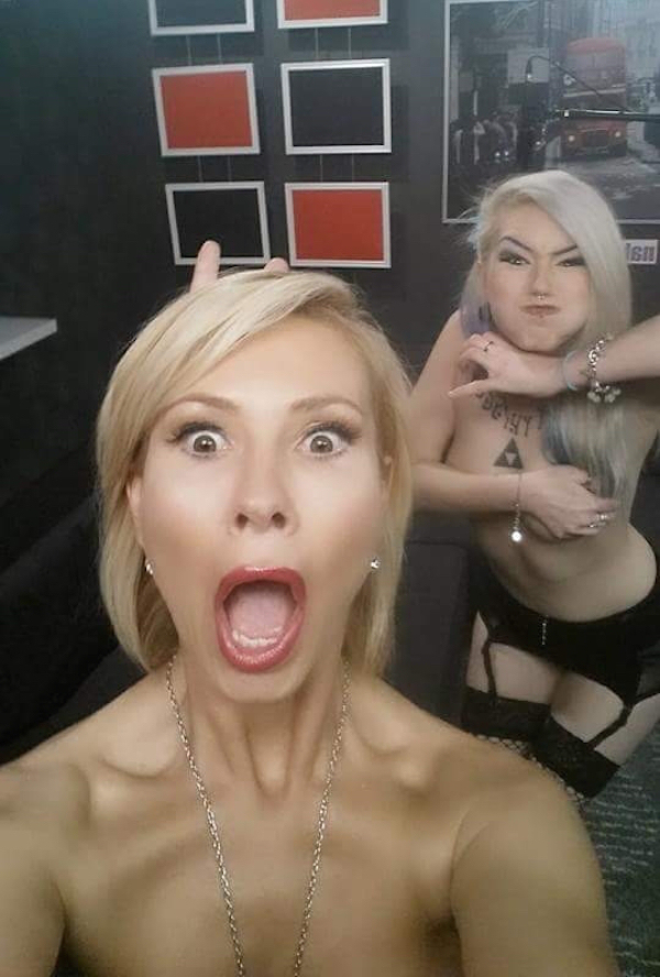 Девчонки дурачатся