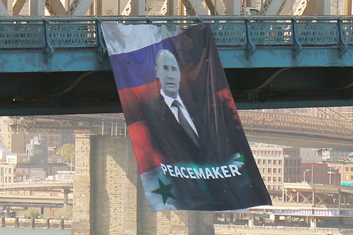 Баннер с Владимиром Путиным на Манхэттенском мосту в Нью-Йорке