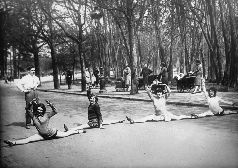 Вековая история главного кабаре мира «Мулен Руж» в фотографиях