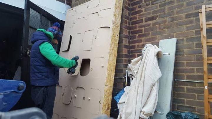 Муж сделал для своей жены гигантский рождественский календарь с настоящими подарками внутри