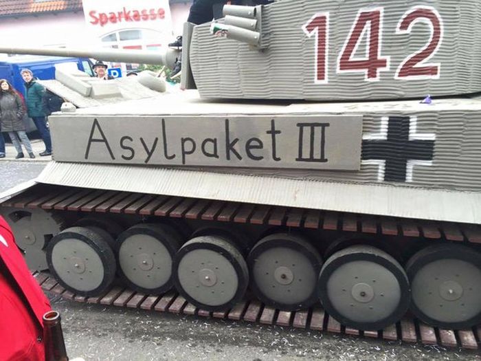 «Антимигрантский» танк на карнавале в Баварии стал причиной громкого скандала