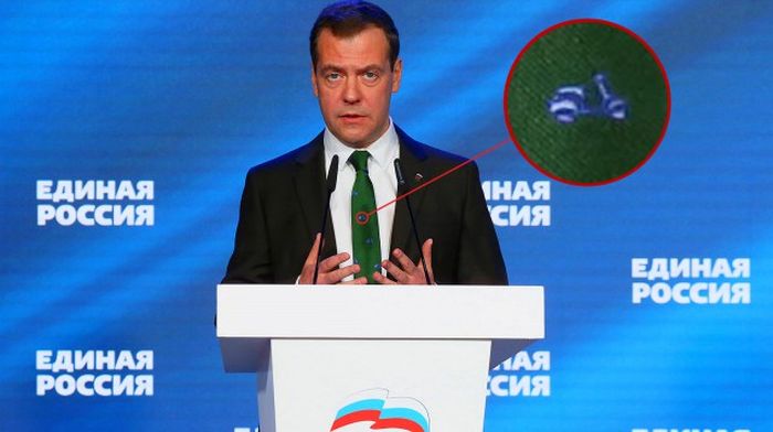 Медведев надел зеленый галстук с голубыми мопедами