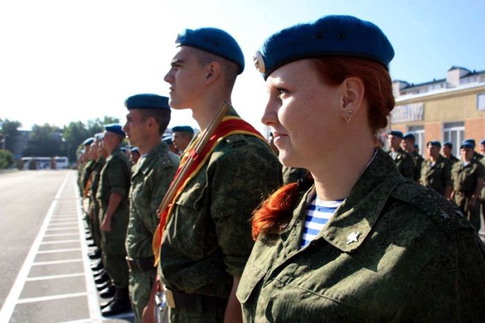Очаровательные девушки в рядах ВДВ