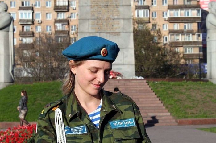 Очаровательные девушки в рядах ВДВ