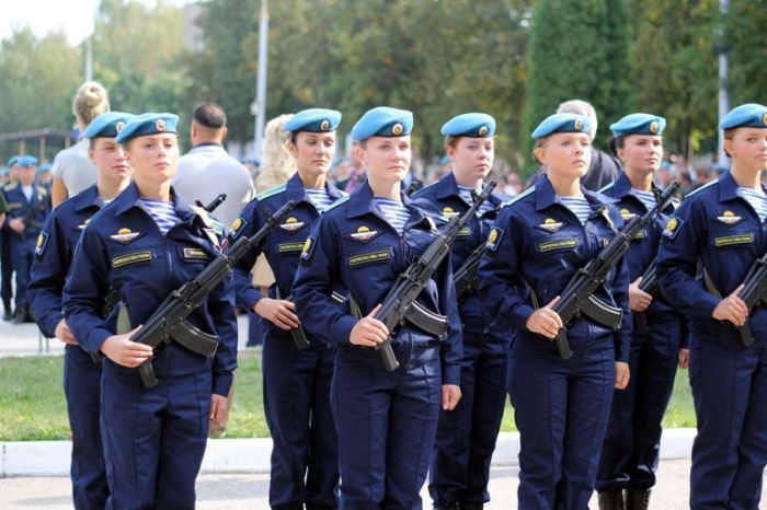 Очаровательные девушки в рядах ВДВ