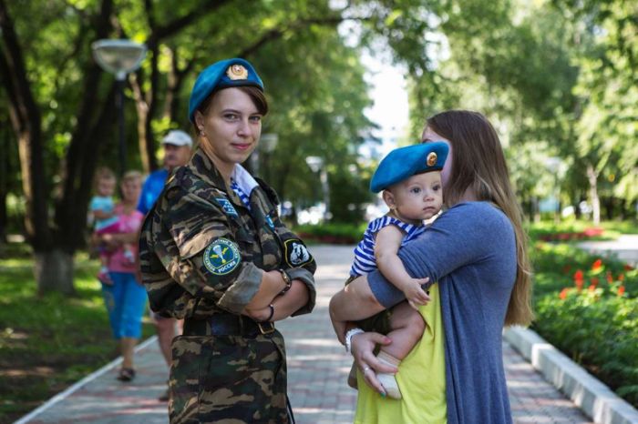 Очаровательные девушки в рядах ВДВ