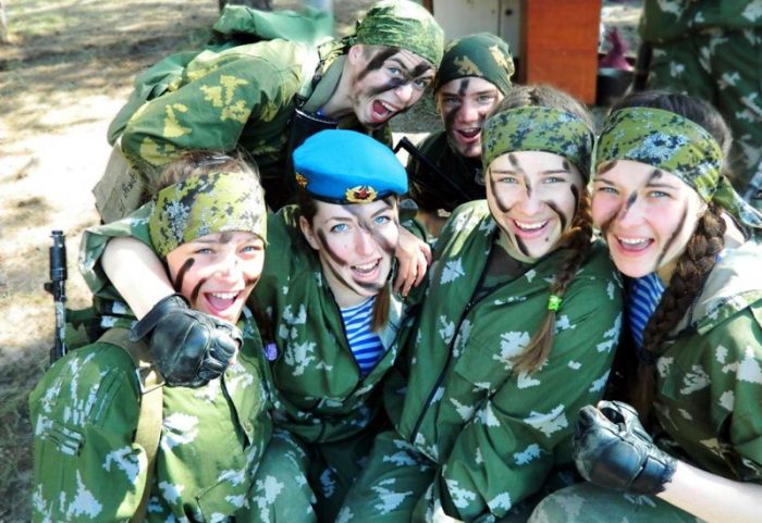 Очаровательные девушки в рядах ВДВ